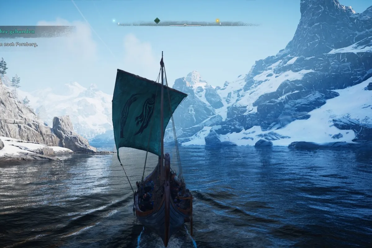 Un drakkar viking navigue entre des montagnes enneigées dans Assassin's Creed Valhalla