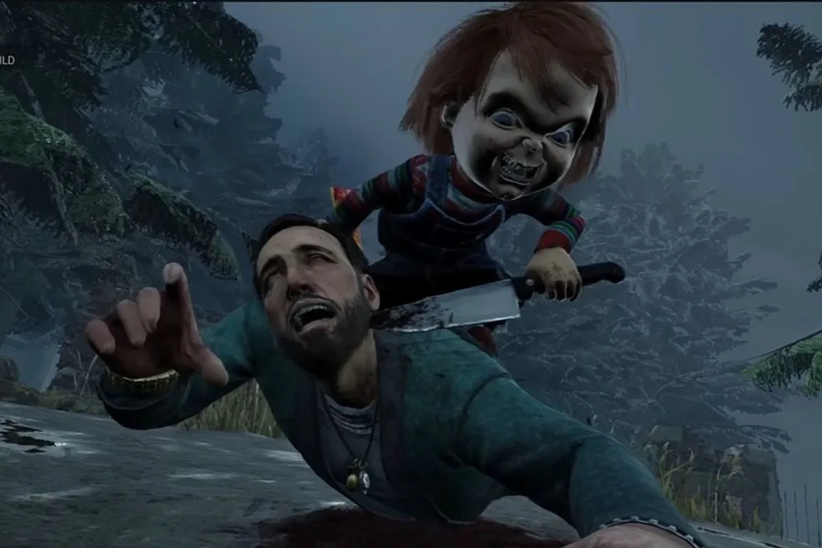 Chucky attaque un survivant avec son couteau dans une scène de jeu de Dead by Daylight.