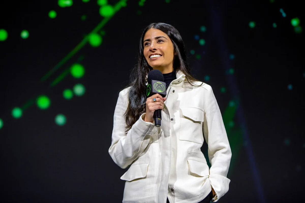 Asha Sharma, directrice générale de Xbox, s'exprimant sur scène devant un décor aux couleurs de la marque